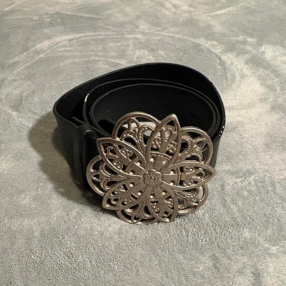 Accessories - Black and silver‎ belt with flower buckle